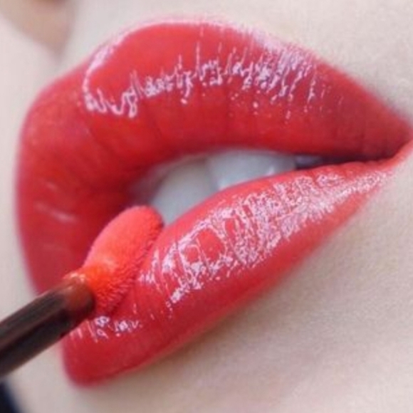 MAC Shot of Color Lip Oil – Flash Me Red Gloss, Moisturizing Tint – High Shine - Picture 5 of 13